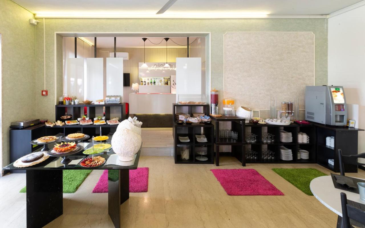 Hotel Condor-New 2024-Con Piscina Riccione Kültér fotó