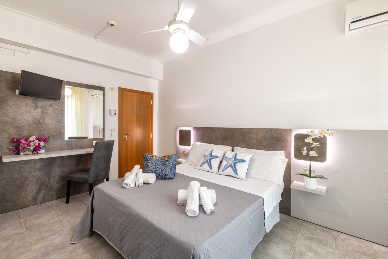 Hotel Condor-New 2024-Con Piscina Riccione Kültér fotó